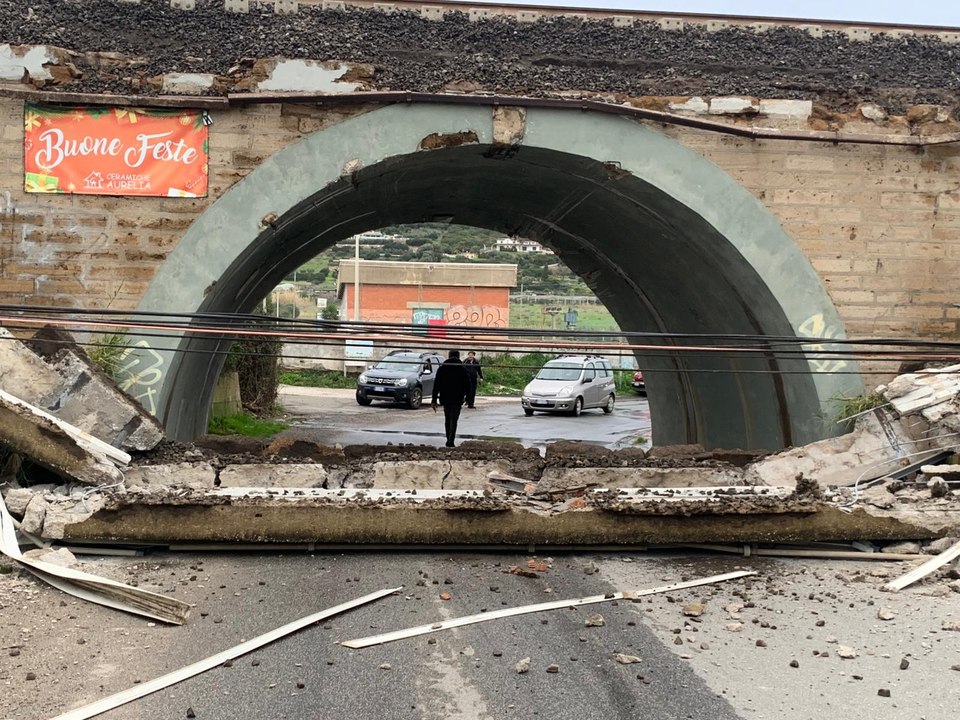 Crollo del parapetto disagi ferroviari e caos in stazione