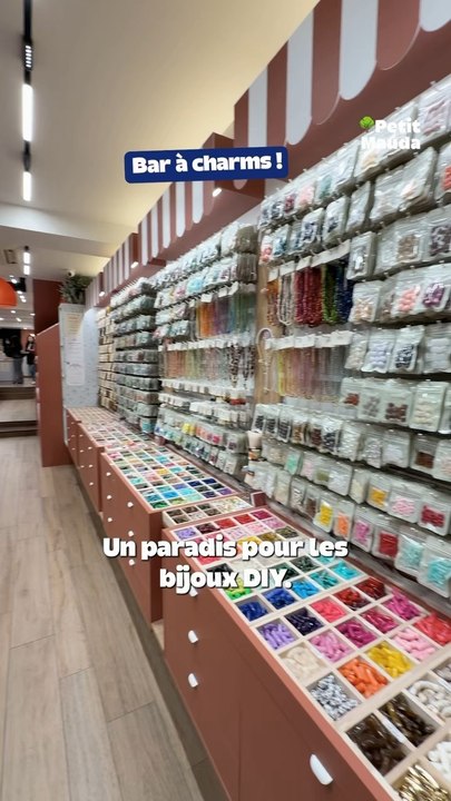 Bar à charms dans le Marais 💎➡️ Allez découvrir tous nos articles sur [petitmauda.com](http://petitmauda.com/)©️ Crédit : @petitmauda🎁 Tous nos bons plans à retrouver en bio ! ❤️‍🔥👉🏻 Abonne-toi au Petit Mauda pour plus d’inspiration ! 🌳