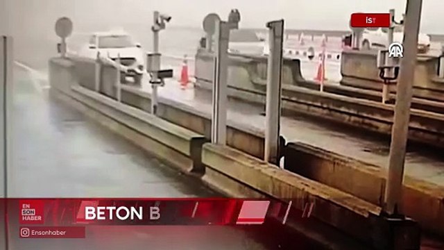 İstanbul Çekmeköy'de beton bariyere çarpan otomobildeki sürücü yaralandı