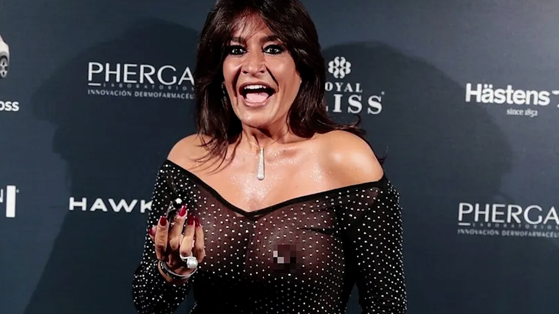 A�da N�zar (50) sigue siendo, d�cadas despu�s de su debut, un nombre que genera reacciones encontradas en la audiencia espa�ola. Considerada por muchos como una de las aut�nticas reinas de los realities, su paso por la televisi�n ha dejado una huella imborrable marcada por el histrionismo, la autoconfianza desmedida y una capacidad innata para trascender la pantalla. Su leyenda comenz� en Gran Hermano 5, emitido en el a�o 2003, donde se present� al mundo no como una concursante m�s, sino como un perfil medi�tico que hablaba de s� mismo con una devoci�n casi m�stica.
Desde sus primeras apariciones, N�zar demostr� que no buscaba la aprobaci�n del resto, sino reafirmar su propia identidad. Son recordados sus soliloquios ante la c�mara, como aquel instante en el que, relajada en una hamaca, se dirigi� al sol exclamando: "Dios m�o, as� me hiciste. Tan diferente...". Esta visi�n de s� misma la llev� a autodefinirse como "la elegida de Dios", un t�tulo que se convirti� en su principal se�a de identidad durante a�os.
Sin embargo, lo que realmente desconcertaba a sus compa�eros y fascinaba al p�blico era su costumbre de hablar de s� misma en tercera persona, una t�cnica narrativa que utilizaba para construir su propio personaje p�blico. Frases como "Entonces yo, A�da, jugaba con A�da", "A�da N�zar sabe perfectamente qui�n es" o la ya ic�nica "A�da N�zar no compite, A�da N�zar trasciende" definieron una forma de hacer televisi�n que caminaba peligrosamente en la l�nea que separa el bien y el mal, traspas�ndola en no pocas ocasiones.
La trayectoria de A�da no estuvo exenta de momentos de alt�sima tensi�n. Uno de los episodios m�s pol�micos de su edici�n de Gran Hermano se produjo cuando lanz� un vaso de agua a su compa�era Carla Pinto en mitad de una discusi�n. A diferencia de lo que ocurrir�a con los protocolos de los programas actuales, en aquel momento la cadena no decret� su expulsi�n de forma inmediata.
La relaci�n entre ambas nunca se recuper� y, seg�n ha relatado recientemente la propia Pinto, la hostilidad no termin� al apagarse los focos de la casa de Guadalix de la Sierra. La exconcursante asegura que los roces continuaron en los pasillos y el comedor de Telecinco durante a�os: "No fue algo puntual, su actitud hostil sigui� despu�s de Gran Hermano. Nos encontramos varias veces en eventos de la cadena, y en m�s de una ocasi�n tuvimos encontronazos desagradables".
Tras su paso por los realities, N�zar supo reinventarse como reportera en el programa S�lvame, donde lider� la secci�n S�lvese quien pueda. En este espacio, su estilo provocador alcanz� nuevas cotas de notoriedad. Es especialmente recordado el d�a en que hizo historia de la televisi�n al ponerse en contra al 50% de los ba�istas de las playas de Benidorm durante una de sus intervenciones. Este tipo de reportajes consolidaron su perfil como una figura medi�tica capaz de polarizar a la audiencia, manteni�ndose relevante gracias a su innegable capacidad para el espect�culo y la confrontaci�n directa.