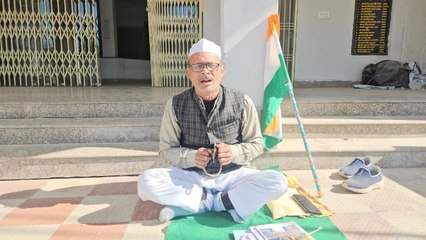 जिपं कार्यालय पर धरने पर बैठे अन्ना हजारे