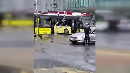 İstanbul'da eli silahlı şehir eşkıyası korku saçtı! Arkadaşı da kayda aldı