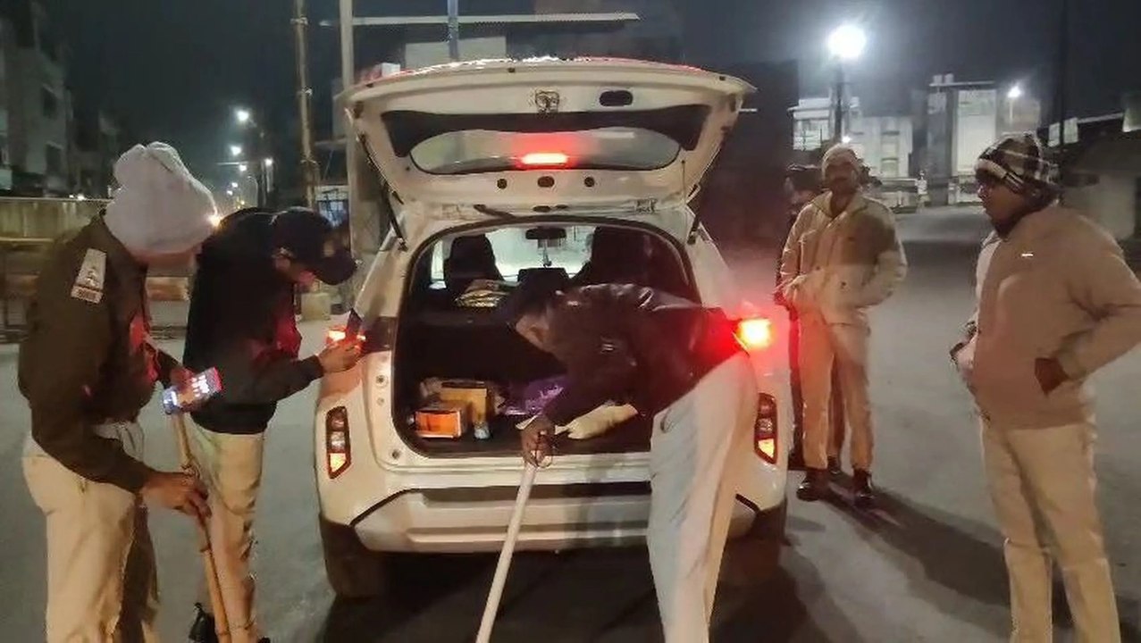 पुलिस ने देर रात खटखटाए गुंडे बदमाशों के दरवाजे, चौराहे पर पुलिस देख छुटा लोगों का पसीना