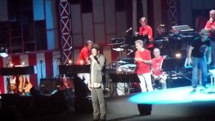 2018 - Amir - Que je t’aime (Les Enfoirés – Hommage à Johnny – Zénith de Strasbourg – 21 Janvier)