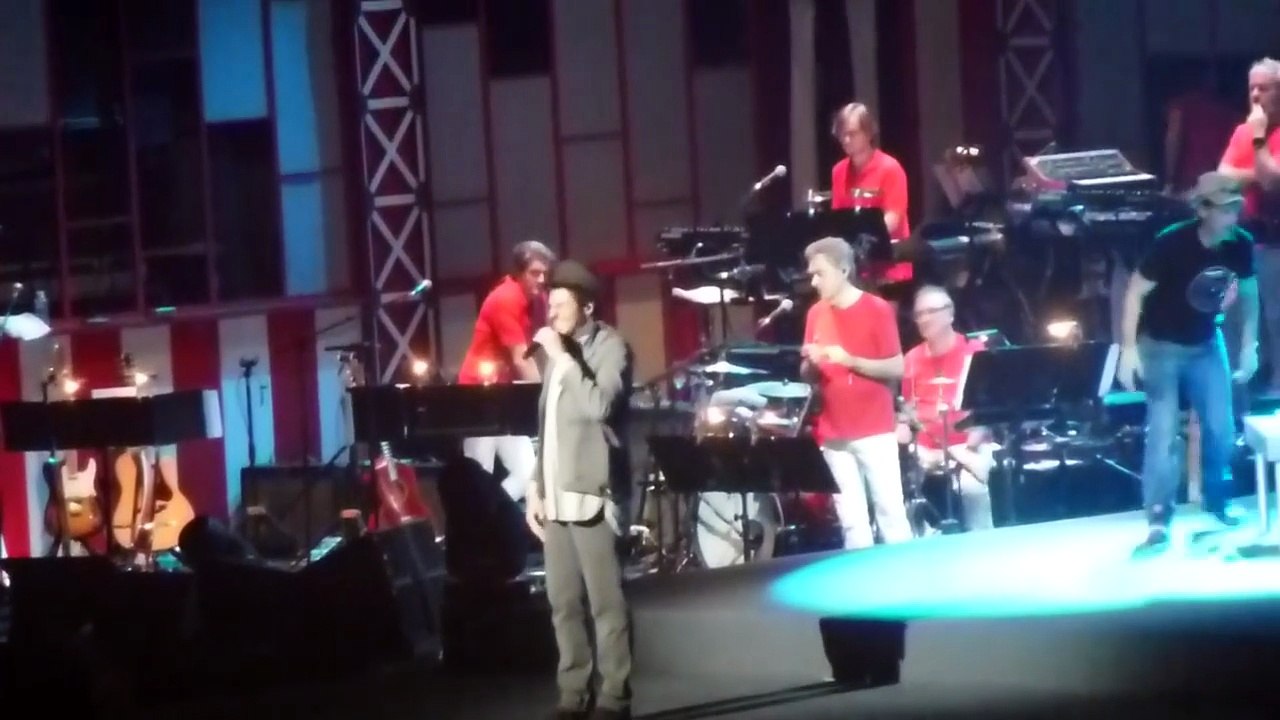 2018 - Amir - Que je t’aime (Les Enfoirés – Hommage à Johnny – Zénith de Strasbourg – 21 Janvier)