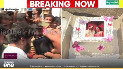 'ആലുവയുടെ മണിമുത്തേ....ദിലീപേട്ടൻ കീ ജയ്' ആരാധകർക്കൊപ്പം കേക്ക് മുറിച്ച് വിധി ആഘോഷിച്ച് ദിലീപ്