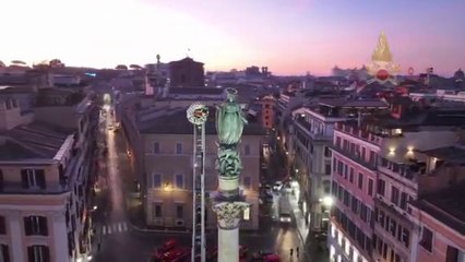 Piazza Mignanelli, ecco la tradizionale corona di fiori donata dai vigili del fuoco all'Immacolata Concezione