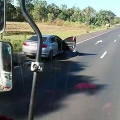 รถเป็นอะไร... ขับไปเปิดประตูไป อันตรายนะนั่น