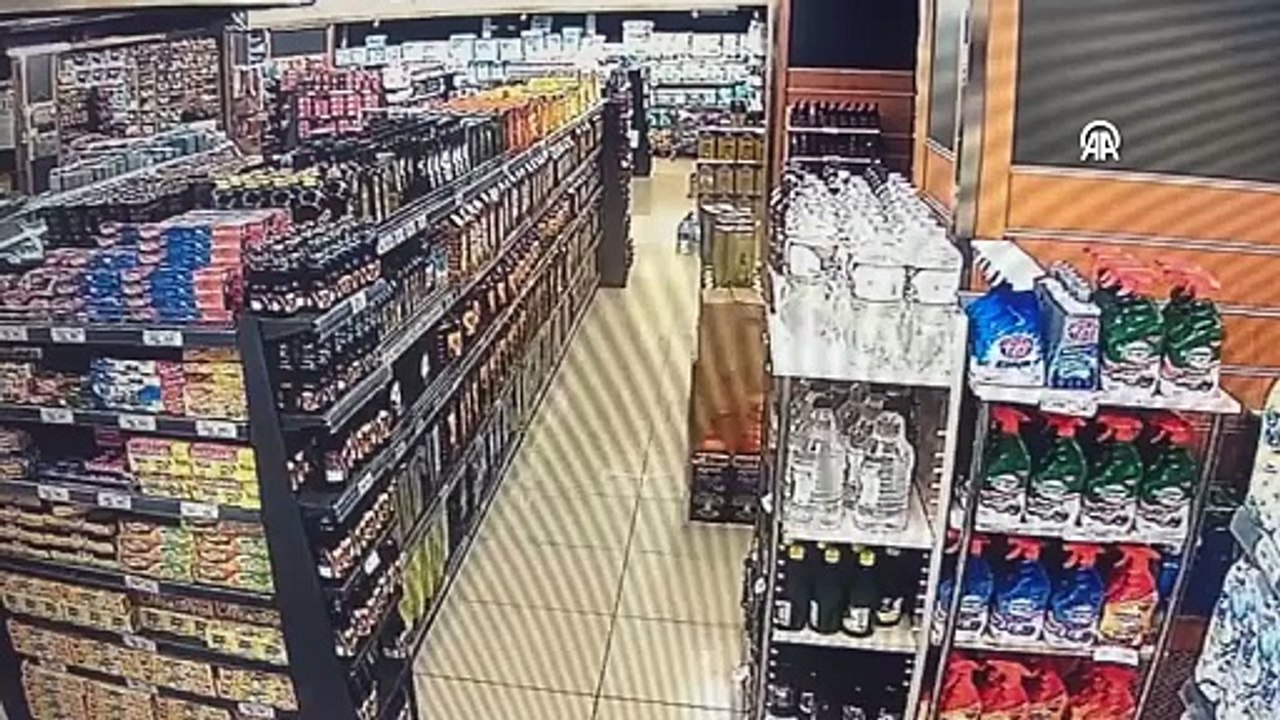 Van'daki deprem kameralara yansıdı