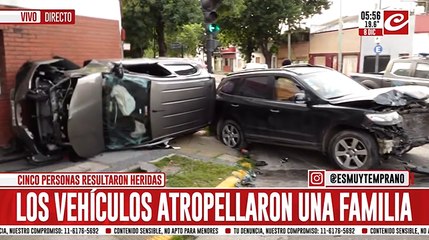 Impresionante choque y vuelco en el barrio de Flores: hay varias personas heridas