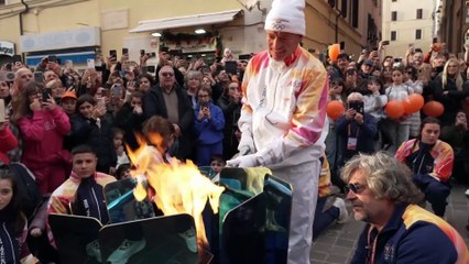 El nadador italiano Damiano Lestingi pide matrimonio a su novia durante un acto de la llama olímpica