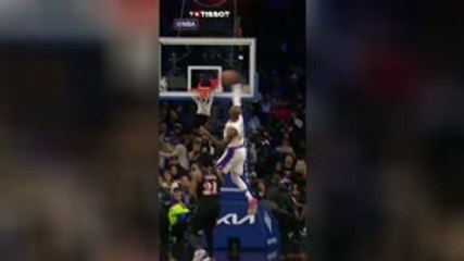 Lakers - Le dunk de folie de LeBron James face à Embiid et les 76ers