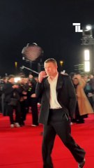 TELE-LOISIRS - Durant l’avant-première Sam Worthington a signé des autographes aux nombreux fans présents
