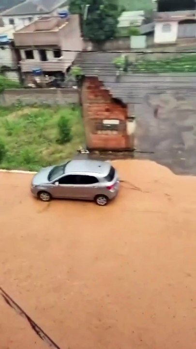 Chuva forte provoca enxurradas, alagamentos e deslizamentos em cidades de MG