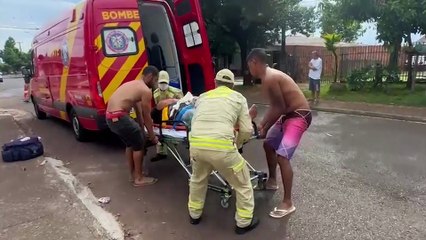 Motociclista tem fratura no punho após colisão com carro na Rua Galileu, no Bairro Interlagos