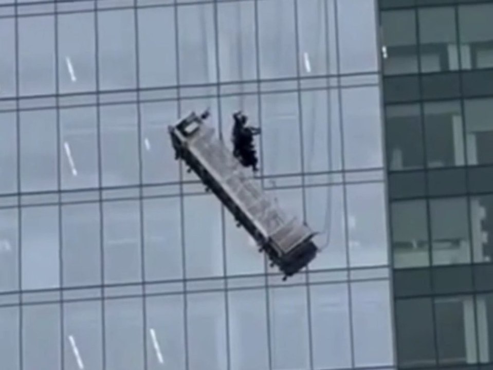 Drama im 15. Stock: Feuerwehr rettet Fensterputzer