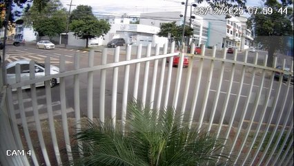 Vídeo mostra colisão entre Palio e Voyage no Centro de Cascavel