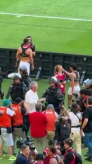 Repórter denuncia atitude de jogador em meio à comemoração por permanência na Série A