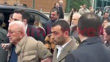 İmamoğlu ailesi durusma salonundan boyle ayrildi.