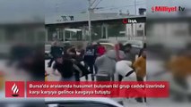 Taşlar, sopalar, yumruklar havada uçuştu: İki grup arasındaki kavgada ilginç kareler