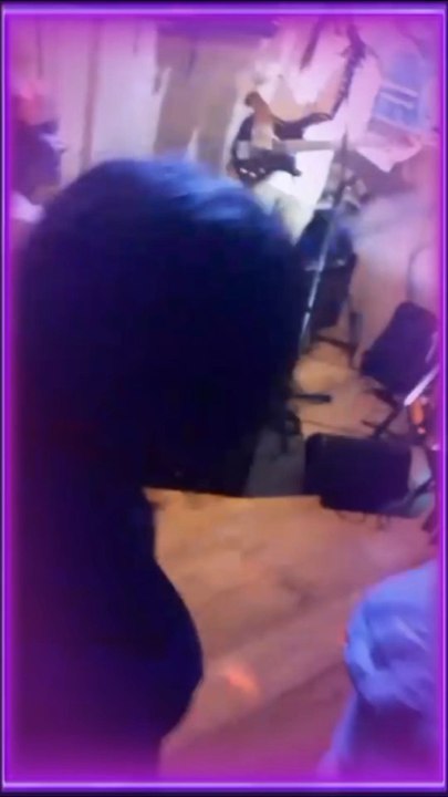 Super. Nous sommes de retour pour remercier toute l'équipe de Bla Bla Bar. Merci au public qui a chanté et dansé toute la soirée A bientôt