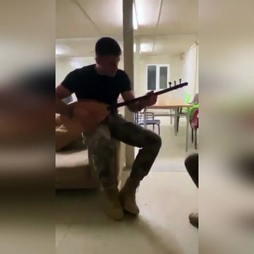 Bugün şehit olan Polis Özel Harekat Emre Albayrak'ın bağlama çaldığı görüntüler ortaya çıktı.