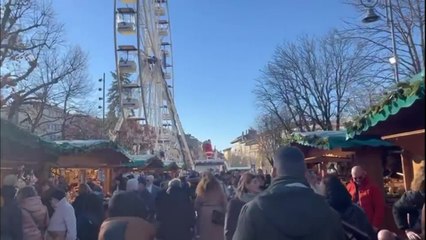Bergamo, folla in centro per l'Immacolata tra ruota panoramica e mercatini