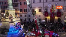 Omaggio per l'Immacolata dei Vigili del Fuoco a Roma, corona di fiori su statua a Piazza di Spagna