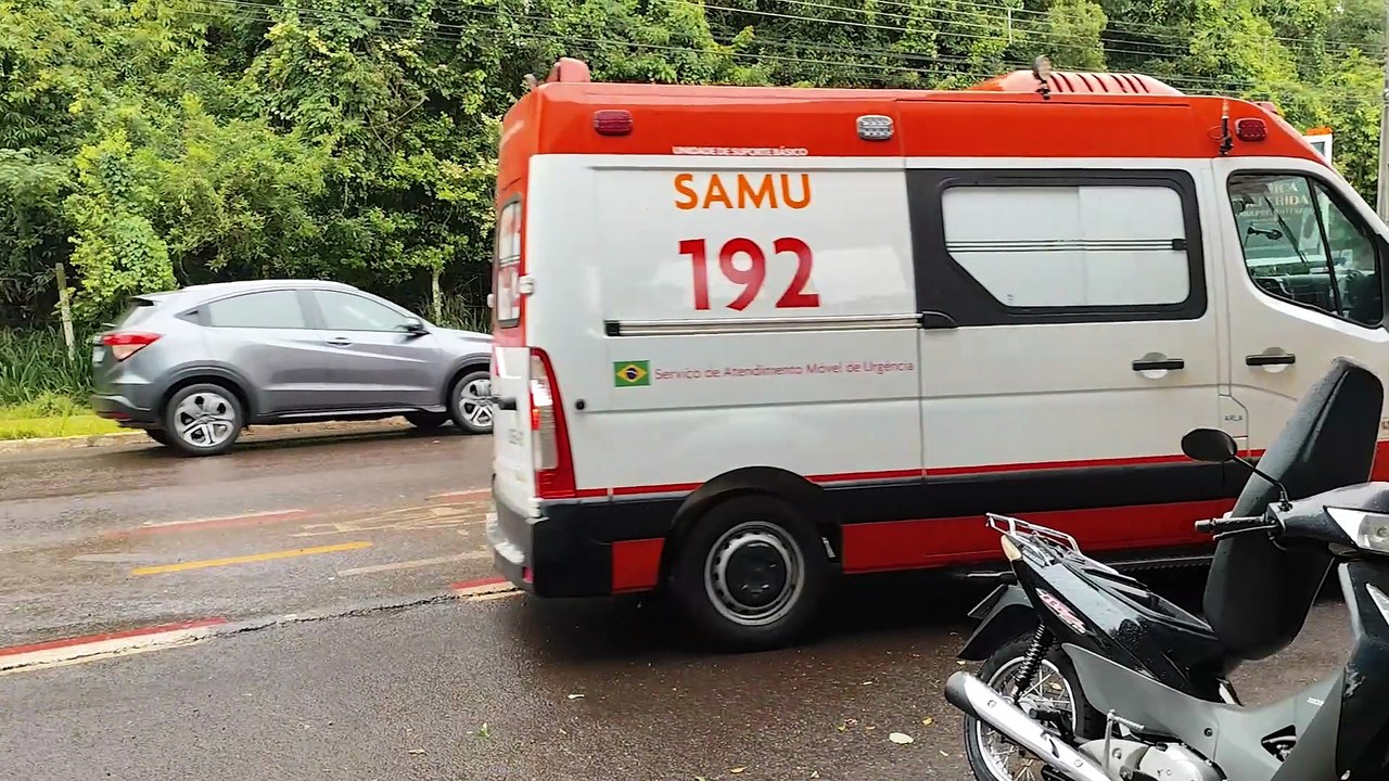 Motociclista se desequilibra ao passar quebra-molas e é socorrida pelo Samu
