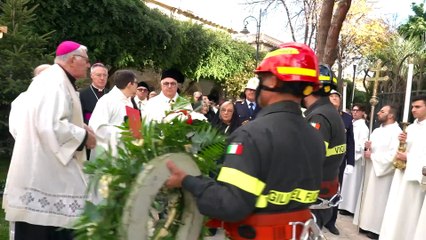 La deposizione della corona di fiori per l'Immacolata