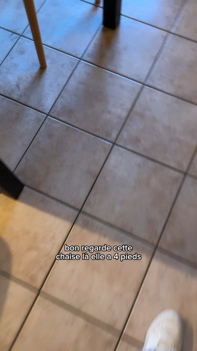 Pourquoi TOUTES les chaises ont 4 pieds ? Oui j’me suis réellement posé la question ! 😅