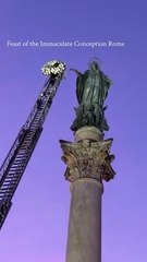 À Rome, la magie de l’Immaculée Conception brille encore. Comme chaque année, un pompier a gravi la grande échelle pour déposer une couronne de fleurs au sommet de la statue de la Vierge Marie.
