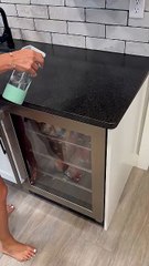 Ce perroquet imite un pulverisateur et c'est très drôle