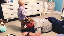 Quand papa fait du catch avec bébé et c'est juste génial