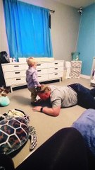 Quand papa fait du catch avec bébé et c'est juste génial