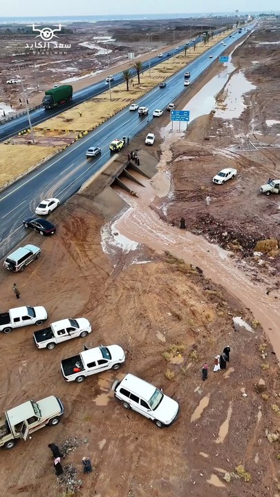 سيول جنوب تيماء في مشاهد جوية خلابة عقب أمطار اليوم