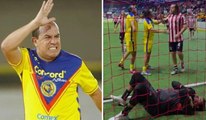 Cuauhtémoc Blanco noquea a Sergio Rodríguez durante el partido de Leyendas entre América y Chivas