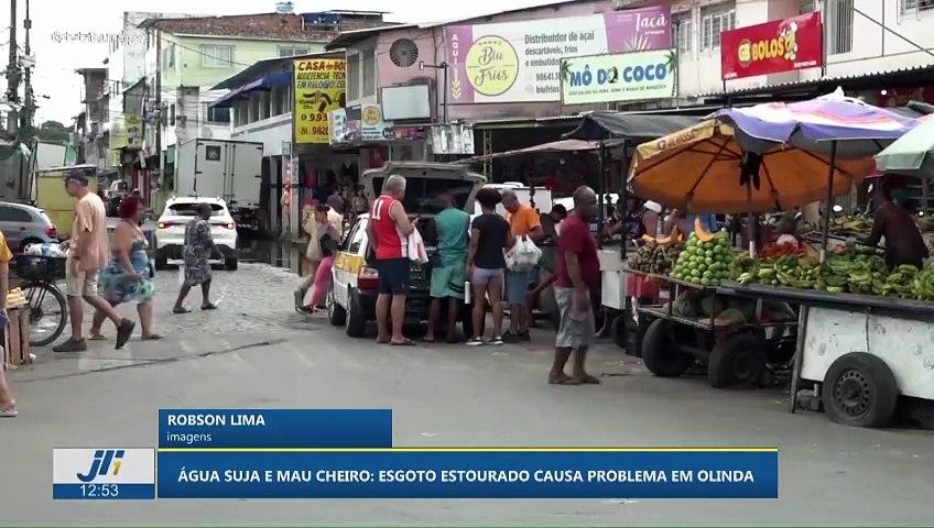 &#193;gua suja e mau cheiro: esgoto estourado causa problema em Olinda
