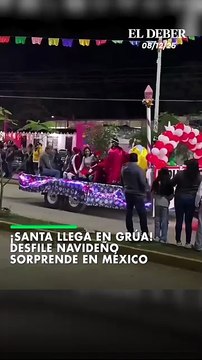 Un creativo desfile navideño en México se volvió viral, personas disfrazadas de renos son elevadas por una grúa