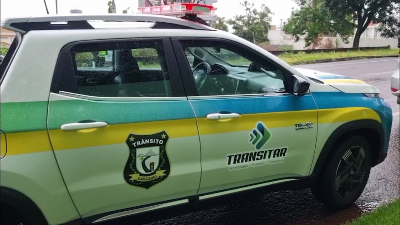 Prejuízo: Pajero e Honda Fit batem em cruzament...