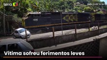 Carro atravessa trilho e é atingido por trem em Paulo de Frontin (RJ)