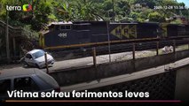 Carro atravessa trilho e é atingido por trem em Paulo de Frontin (RJ)