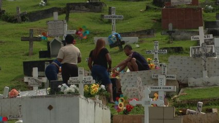 Familiares visitan el cementerio de Pueblo Nuevo para honrar la memoria de sus madres