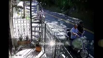 Piedra aplasta moto en Uramita