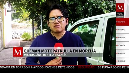 Comuneros en Michoacán queman una motopatrulla frente a la FGE