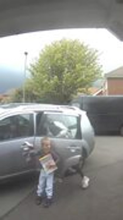 Daughter Leans on Open Car Door and Falls When Mother Suddenly Closes It