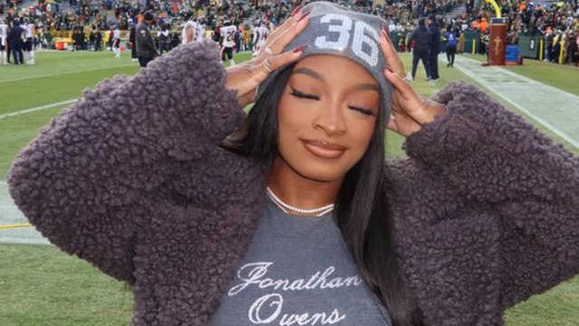 Simone Biles muestra su outfit para animar a su marido, Jonathan Owens, en la NFL