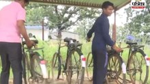 ग्रामीणों को साइकिलें