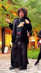 Cuando las chicas dicen ‘¡al fin un hombre que nos defienda!’… Y aparezco yo: versión princeso guerrero, uñas listas, bolso en mano y actitud de ¿quién las tocó? 😂✨ Humor sano, sabor, y glamour en modo protección divina.