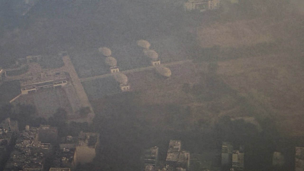 Delhi Pollution: AQI 300 पार, राजधानी में हवा V...